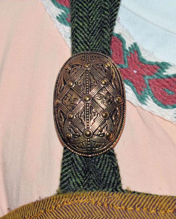Nahaufnahme am Träger des Wikingerkleides Wikinger Fibel Set im Oseberg Stil aus Bronze